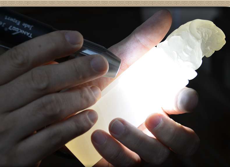 照玉強光手電筒不只可以鑒定琥珀，還可以鑒別各種的玉石、原石