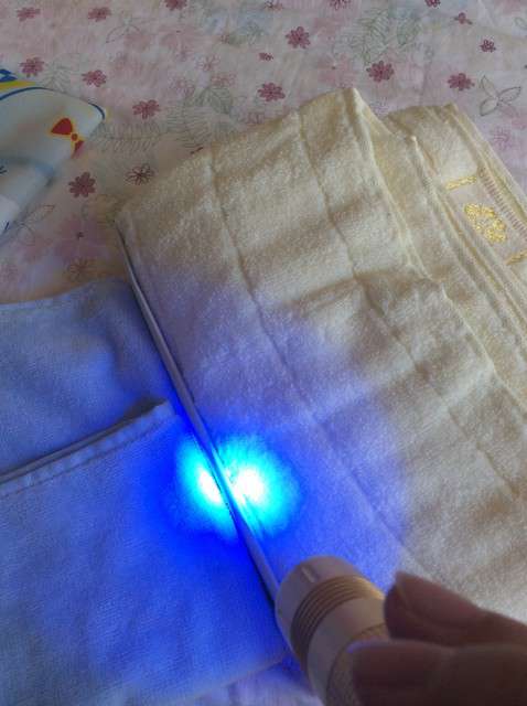  寶媽買了紫光手電，衣服上好多熒光劑，看的心慌害怕