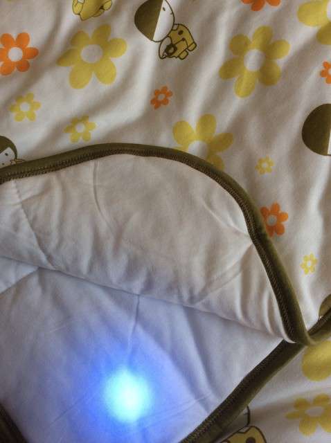  寶媽買了紫光手電，衣服上好多熒光劑，看的心慌害怕