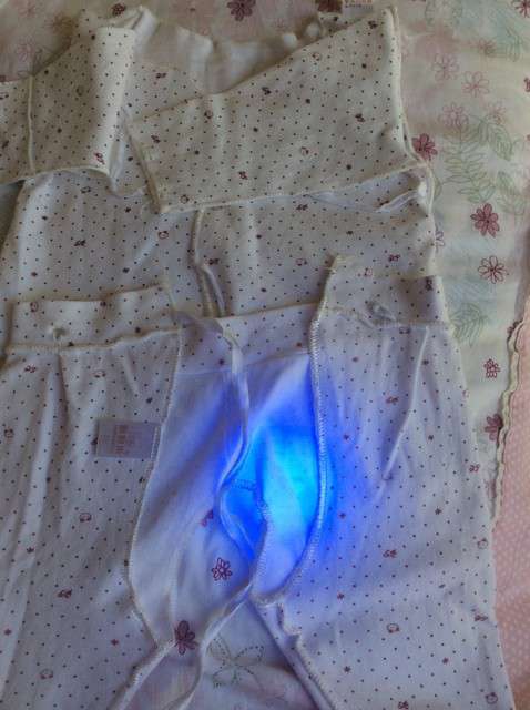  寶媽買了紫光手電，衣服上好多熒光劑，看的心慌害怕