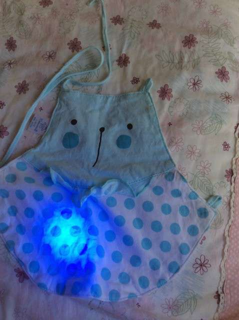  寶媽買了紫光手電，衣服上好多熒光劑，看的心慌害怕