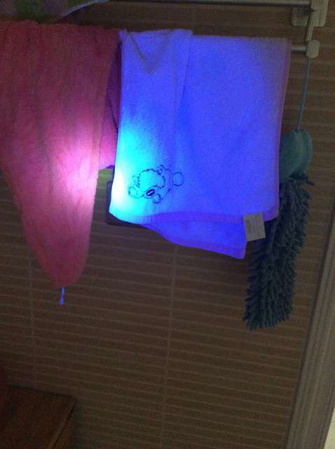  寶媽買了紫光手電，衣服上好多熒光劑，看的心慌害怕